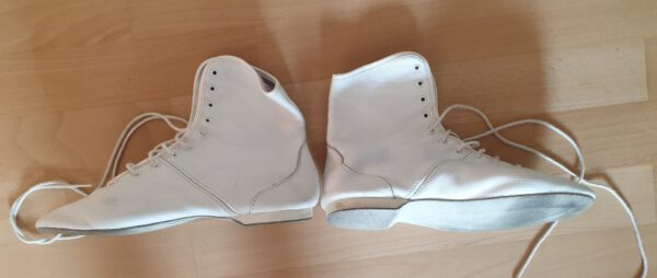 weiße Schnürschuhe