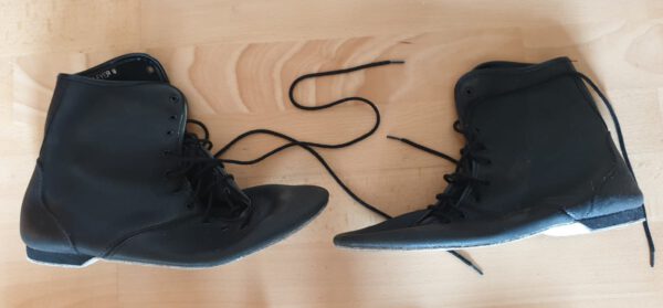 schwarze Schnürstiefel
