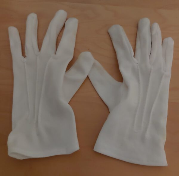 weiße Handschuhe