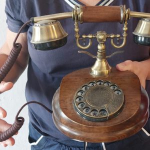 Ein antikes Schnurtelefon mit Wählscheibe.